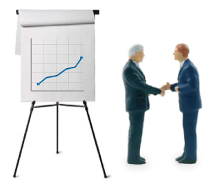 Zwei Berater im Gespräch vor einem Flipchart mit steigender Erfolgskurve